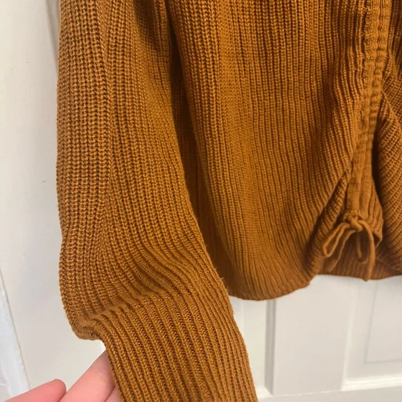 Center-Ruched V-Neck Sweater - Picture 4 of 5